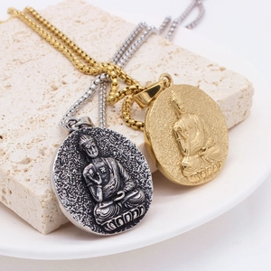 Collana con ciondolo Buddha in oro e argento su sfondo di pietra decorativa