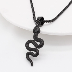 Minimalistische zwarte roestvrijstalen slangenketting met schubtextuur en kralenketting