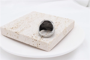 Détail macro de la bague punk vintage argentée avec finition texture antique