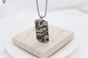 Détail du pendentif plaque militaire camouflage avec chaîne à billes en acier inoxydable