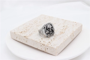Détail de la bague punk vintage avec gravure Ride Free et design de bouclier de motard