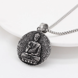 Collana con pendente Buddha in acciaio inossidabile ossidato con rilievo su sfondo bianco