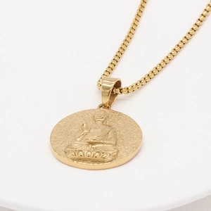 Collana con pendente Buddha dorato in acciaio al titanio con medaglione rotondo in rilievo
