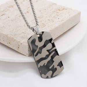 Collier hip hop rétro avec pendentif motif camouflage et chaîne en acier argenté pour homme