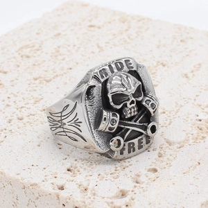 Bague moto punk tête de mort en acier inoxydable avec gravure Ride Free et détails ailes