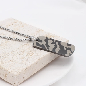 Collier hip hop pour hommes en acier inoxydable avec pendentif camouflage gris