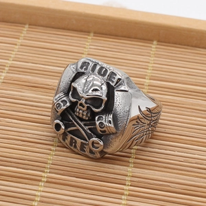 Bague moto punk vintage avec crâne en acier mat et gravure Ride Free