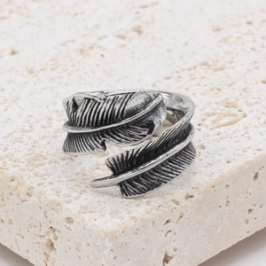 Vintage oxidized silver feather ring in titanium steel with detailed carving for men