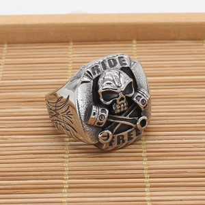Bague moto punk vintage avec crâne, pistons de moteur Ride Free et détails de clés