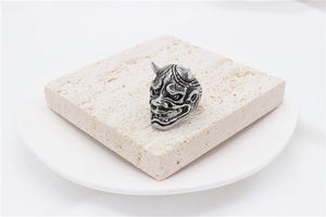 Gros plan détaillé d'une bague masque Hannya gothique argentée avec finition vieillie