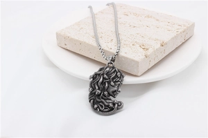 Vue détaillée du pendentif tête de Méduse vintage sur chaîne box en acier inoxydable