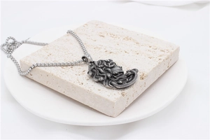 Gros plan du collier pendentif Méduse vintage avec détails ciselés sur pierre texturée
