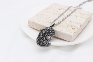 Détail du pendentif tête de Méduse vintage au fini argent antique sur pierre
