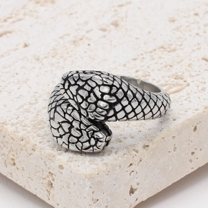 Retro snake scale patterned stainless steel ring with a vintage silver finish for men