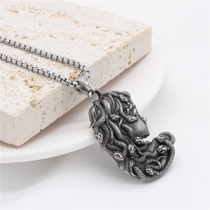 Collier avec pendentif tête de Méduse vintage en acier inoxydable argenté sur pierre