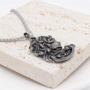 Collier pendentif Méduse gothique rétro avec cheveux de serpent et chaîne maille