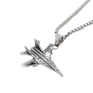 Pendentif avion de chasse vintage en acier inoxydable avec chaîne à mailles pour hommes