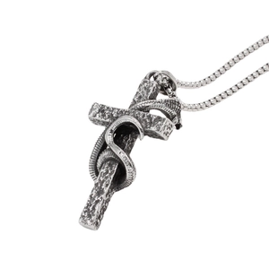 Collana vintage in acciaio inossidabile con pendente a croce serpente e trama martellata