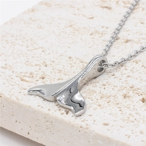 Collier minimaliste avec pendentif queue de baleine en acier poli sur socle pierre