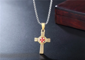 Detailansicht eines goldenen Templerkreuz-Anhängers mit rotem Schild und Kette