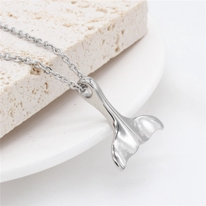 Collier avec pendentif queue de baleine en acier poli sur céramique blanche et pierre