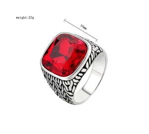 Détail macro d'une bague pour homme avec pierre rouge montrant le poids 37g et largeur 16mm