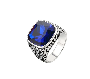 Détail d'une bague pour homme avec pierre bleue carrée et anneau argenté texturé