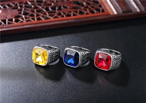 Détail de bagues rétro en acier titane avec de grandes pierres précieuses colorées