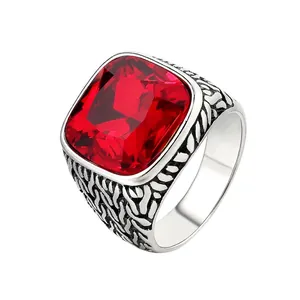 Bague vintage pour hommes en acier titane avec une grande pierre rouge carrée et gravures