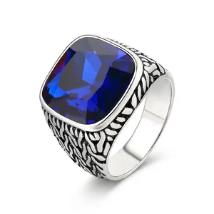 Bague vintage en acier titane avec une grande pierre bleue carrée et texture tressée