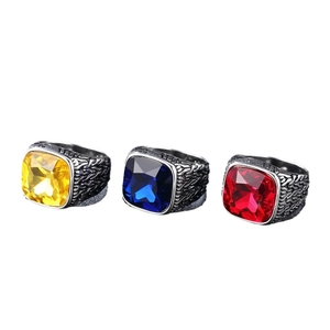 Bagues vintage en acier titane avec pierres carrées en jaune, bleu et rouge vif