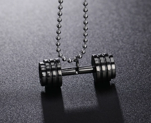 Vue macro d'un pendentif haltère noir en acier inoxydable avec une chaîne à boules