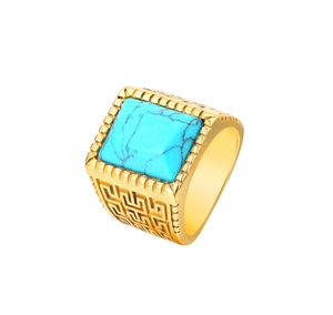 Dettaglio di anello vintage da uomo in oro con turchese quadrato e motivo a chiave greca