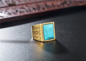 Macro di anello vintage da uomo in oro con pietra turchese e motivo a greca
