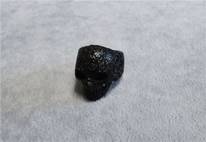 Primo piano dettagliato dell'anello teschio punk retrò con incisioni gotiche floreali