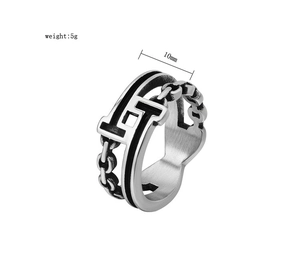 Detailed view of vintage chain link ring with 10mm width and antique silver finish
