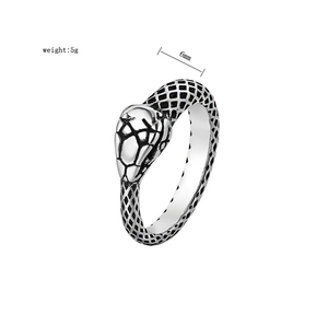 Dettaglio della larghezza di 6mm e del peso di 5g dell'anello a serpente vintage in acciaio
