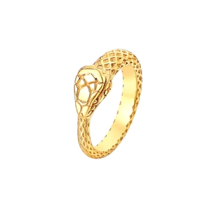 Dettaglio macro di un anello a serpente dorato con trama a scaglie e finitura lucida