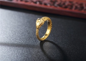 Macro dell'anello a serpente dorato con scaglie dettagliate e testa geometrica