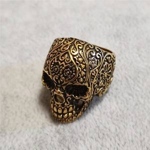 Anello punk retrò con teschio messicano in ottone antico e incisioni floreali dettagliate