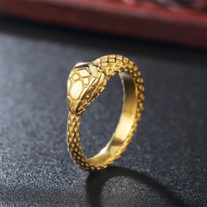 Anello a serpente dorato in stile gotico con texture a scaglie e design realistico della testa