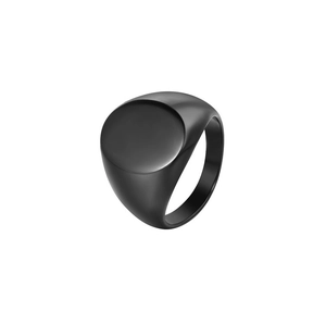 Vista macro de anillo de sello para hombre negro mate con superficie ovalada lisa y banda