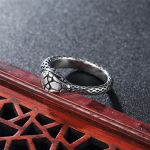 Anello a serpente vintage in acciaio inossidabile ossidato con texture a scaglie