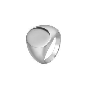 Primer plano de un anillo de sello ovalado minimalista en acero de titanio pulido plata