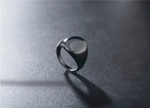 Iluminación lateral macro en anillo de sello de titanio negro mate ovalado para hombre