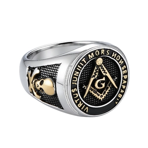 Chevalière maçonnique polie pour hommes avec relief de crâne et gravure latine en argent et or