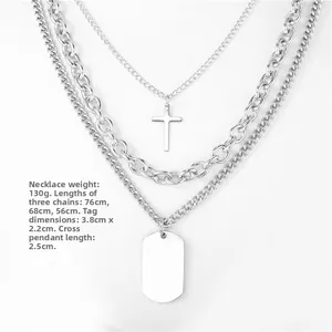 Vue détaillée du collier triple épaisseur en acier titane avec croix et pendentif plaque