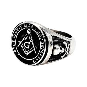 Bague maçonnique en argent avec symbole du compas et gravure latine sur fond blanc