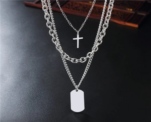 Vue détaillée du collier à trois rangs en titane argenté avec croix et plaque militaire