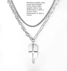 Vista dettagliata della collana argento a strati con croce e ciondolo rettangolare